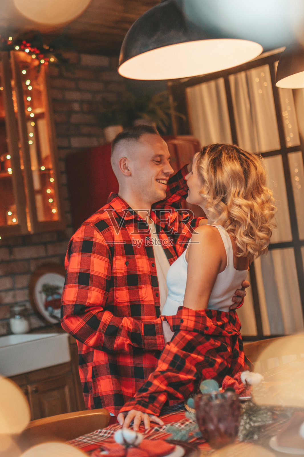 坦诚真实的幸福夫妇花时间独自在小屋圣诞装饰照片摄影图片