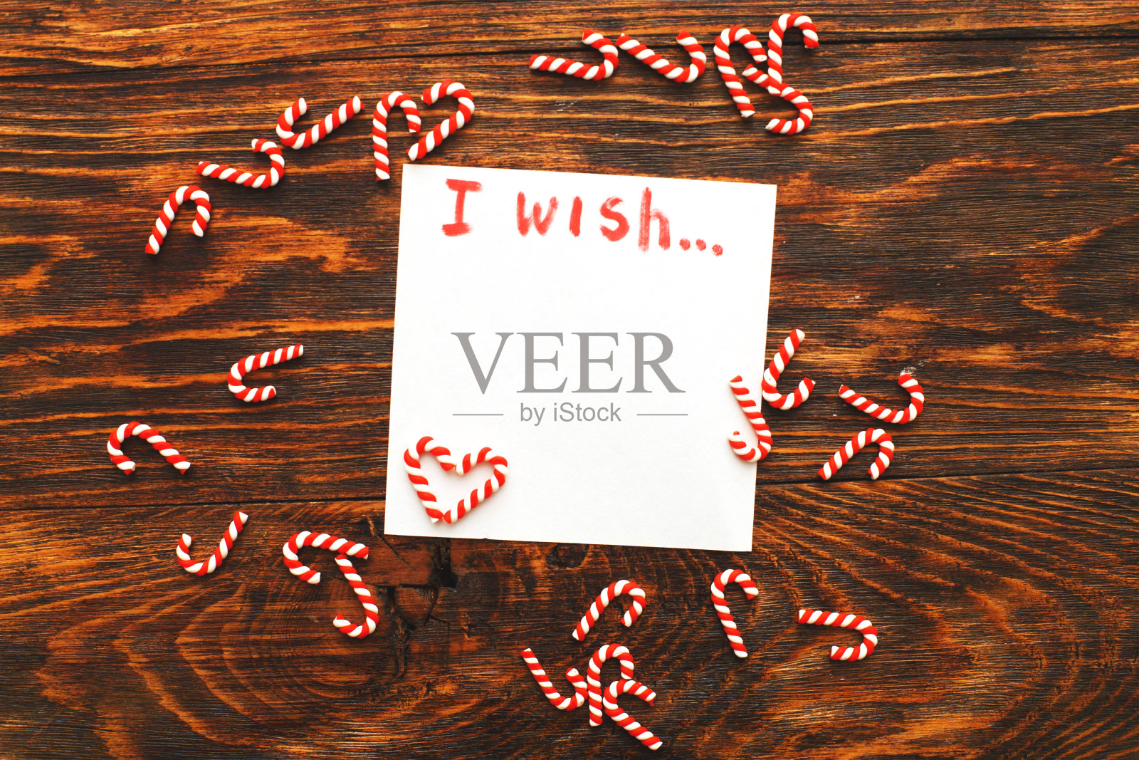 笔记本与愿望清单在古董木桌与拐杖糖。圣诞节策划概念。照片摄影图片