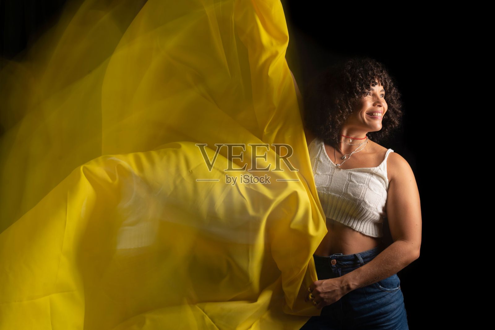 女人移动抹布的延时镜头照片摄影图片