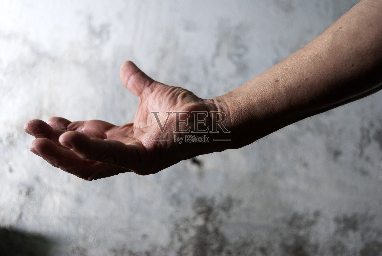 老年人的手，解剖细节，皮肤纹理，表情和手工语言，工人的手。照片摄影图片