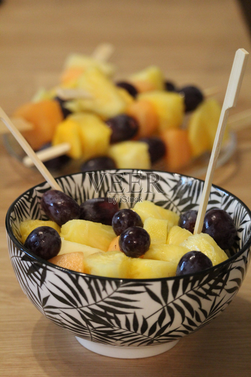 多汁的水果放在木销子上，水果沙拉放在木桌上照片摄影图片