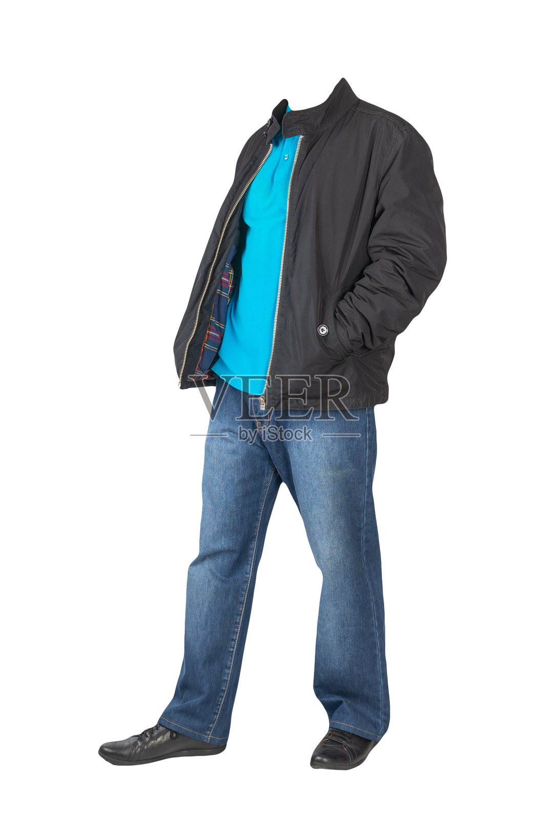 牛仔裤，有衣领的t恤，夹克和皮鞋在白色的背景上隔离开来照片摄影图片