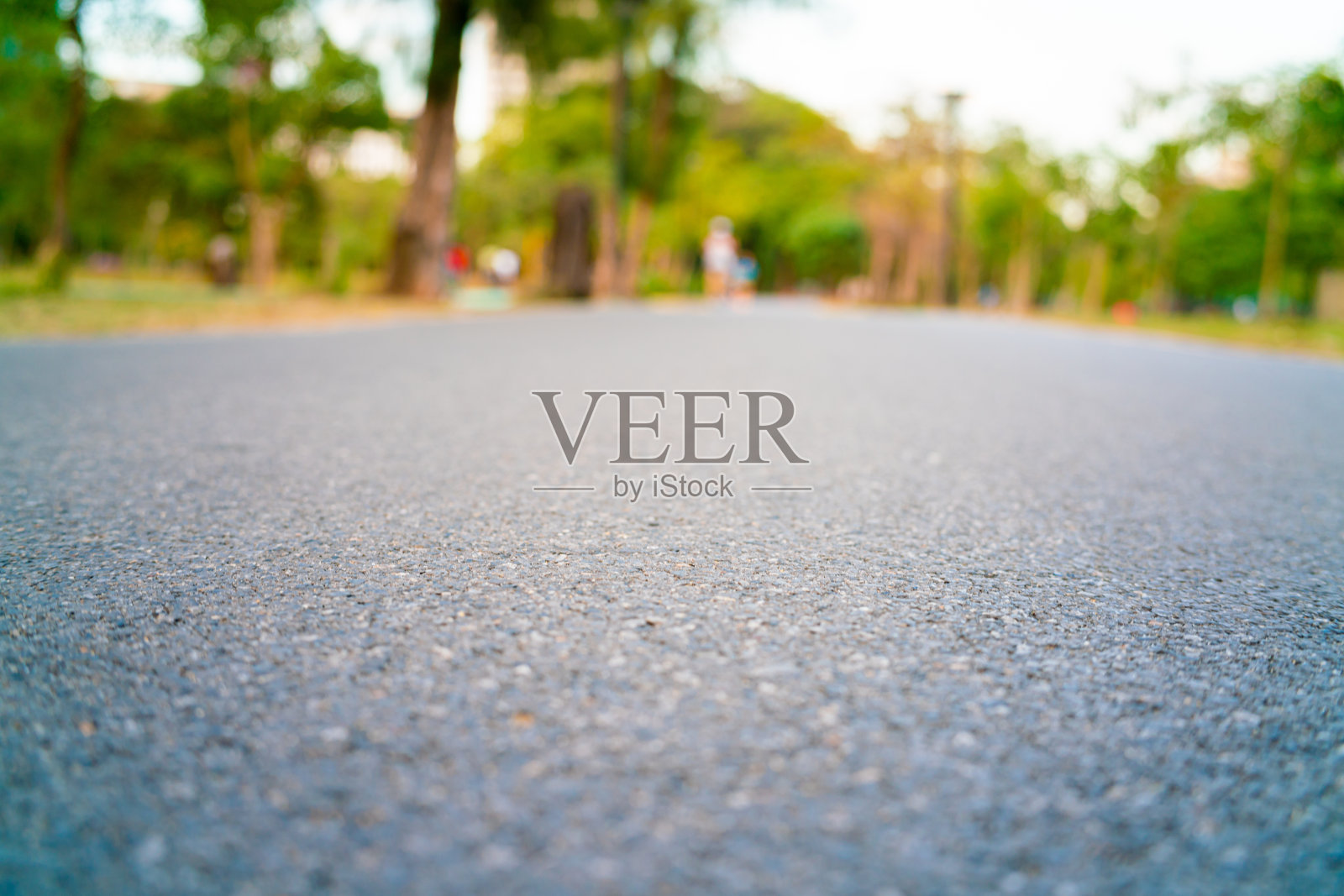 城市公园的沥青步行和跑步道傍晚日落照片摄影图片