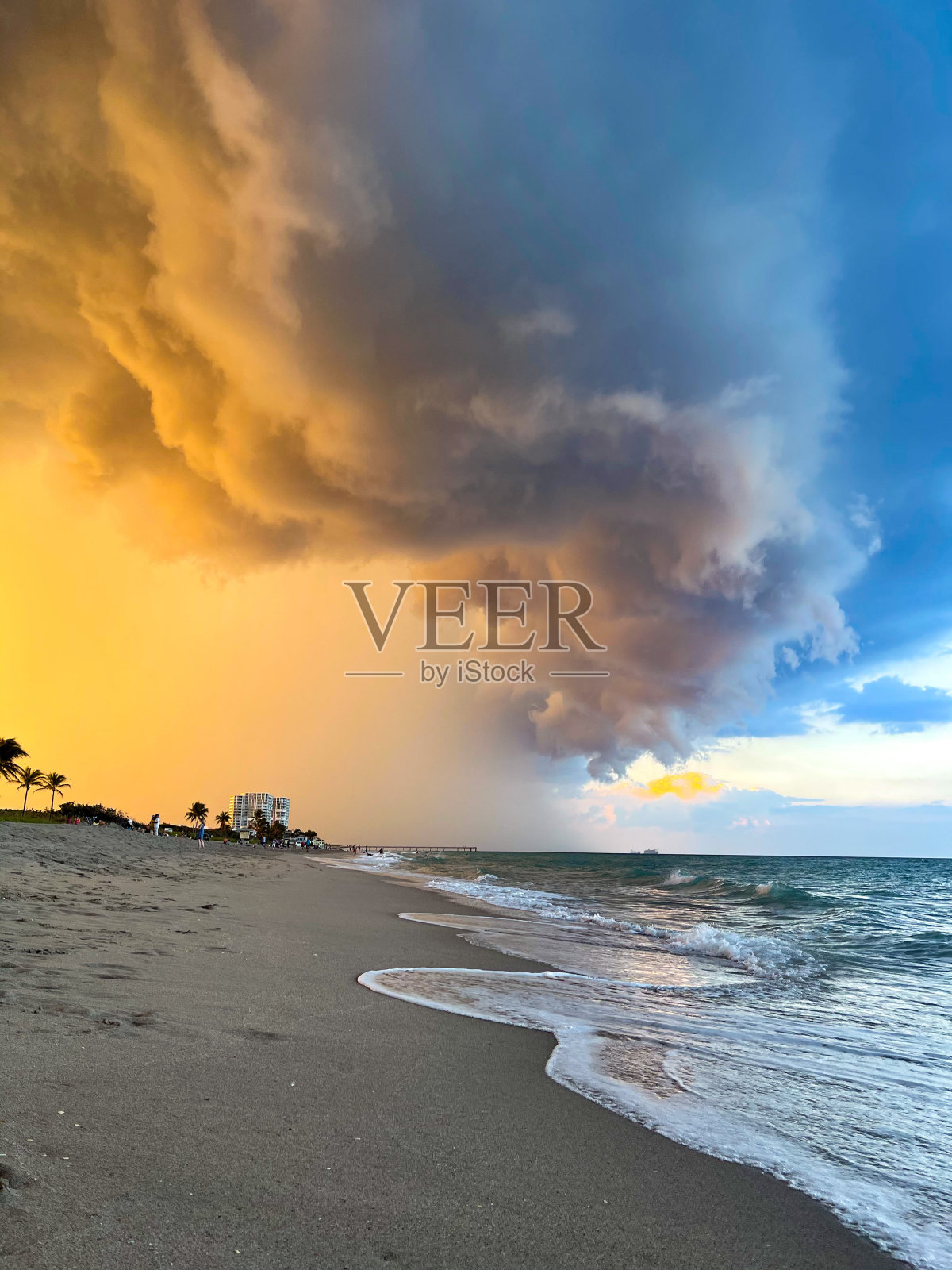 在黄金时间，暴风雨密布的阴云笼罩着海边照片摄影图片