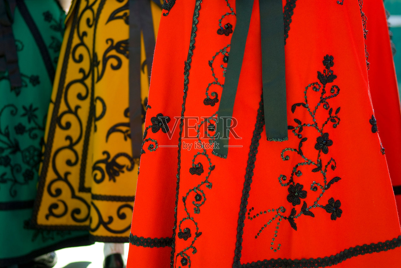 西班牙瓦拉多利德、卡斯蒂利亚和利昂五颜六色的传统服装照片摄影图片