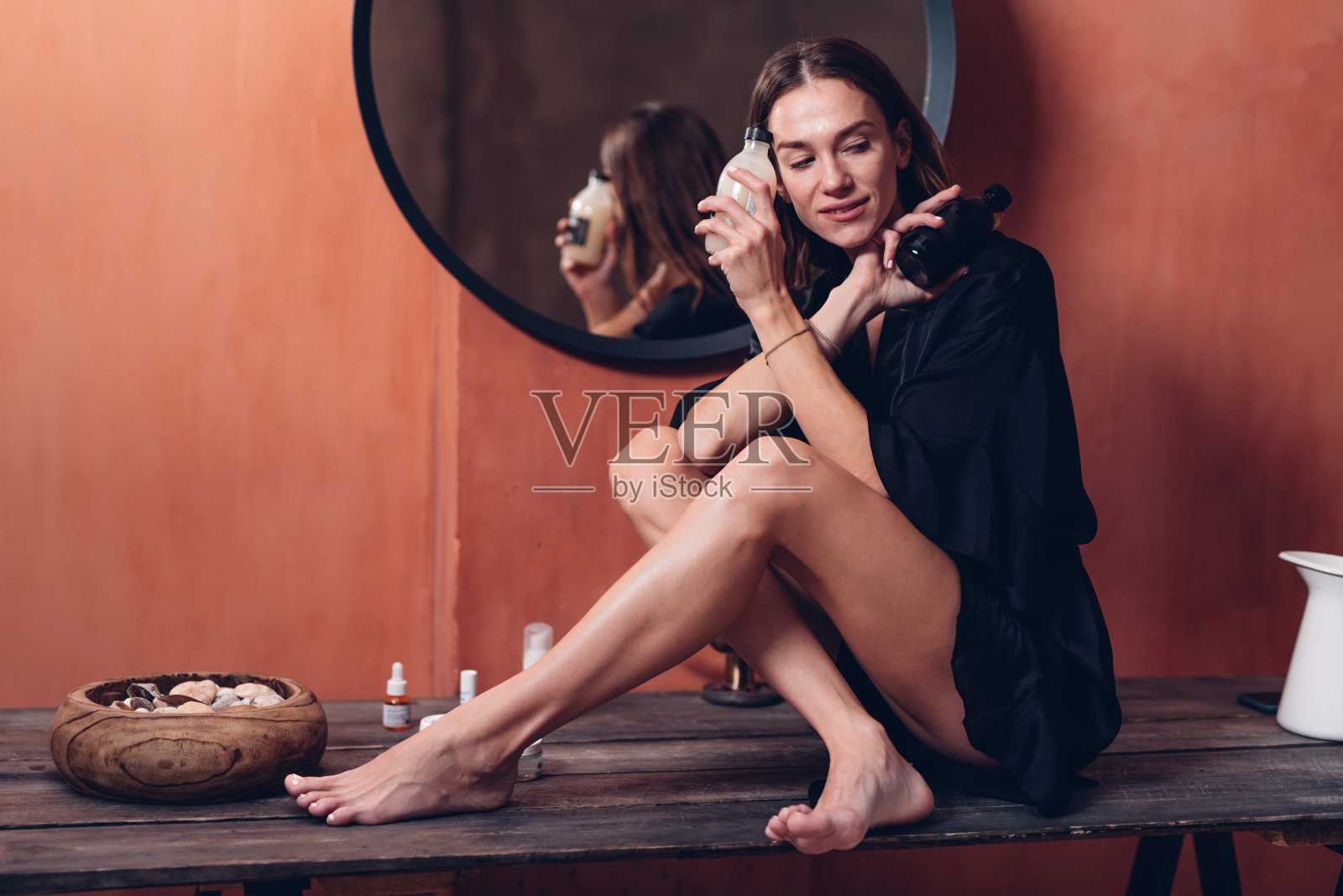 浴室里一个年轻女人的画像照片摄影图片