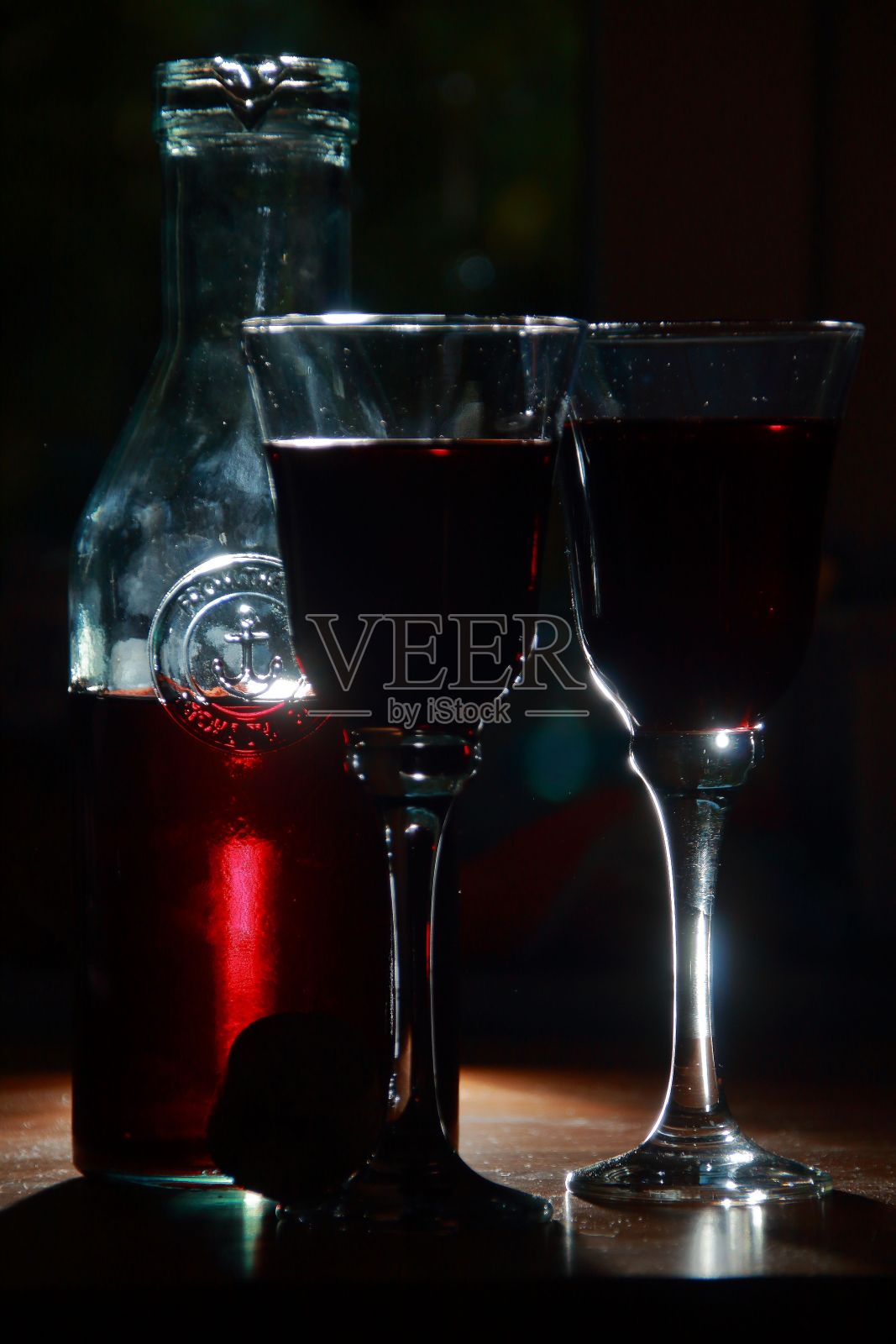 桌上放着水晶酒杯和一瓶红酒照片摄影图片