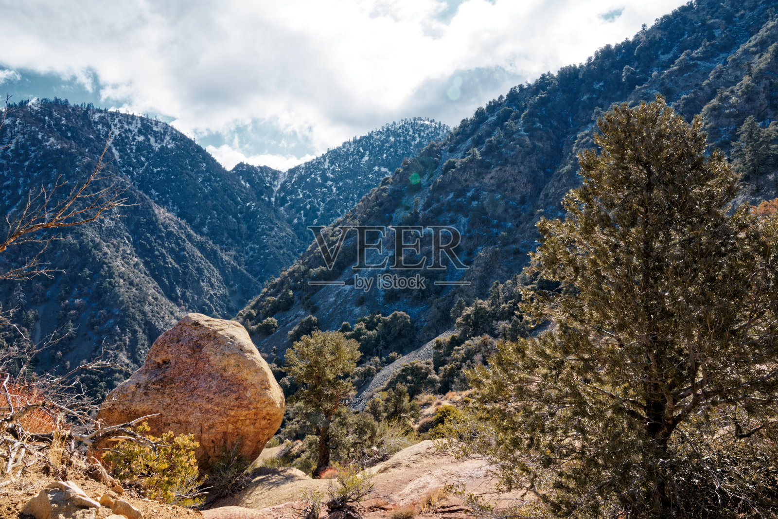 在南加州崎岖的荒野中徒步旅行照片摄影图片