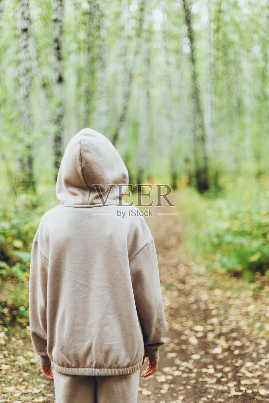女孩要进入秋天的森林照片摄影图片