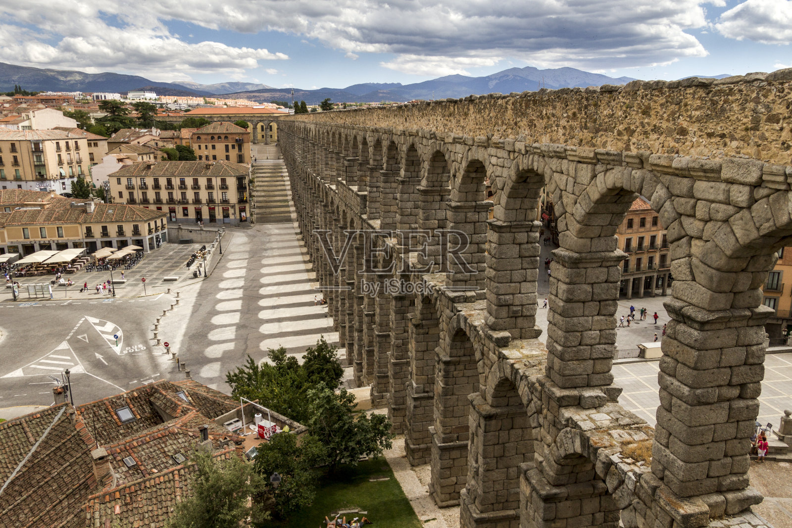 西班牙著名的塞戈维亚渡槽上的旧墙和柱的风景照片摄影图片