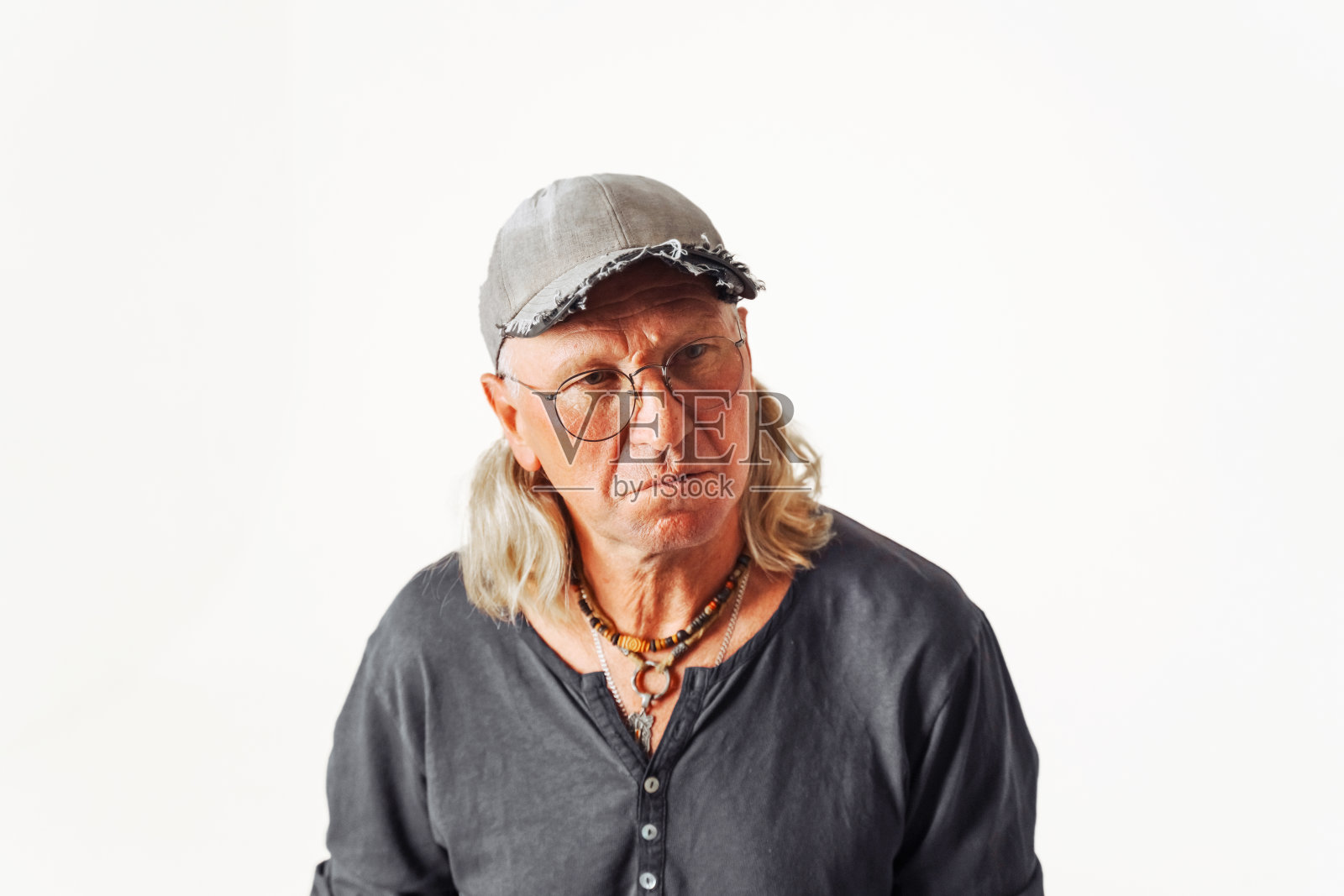 认真、有思想、聪明的科学工作者戴上眼镜，努力想象新的理论或研究如何证明新的公理。沉思的人非常细致照片摄影图片