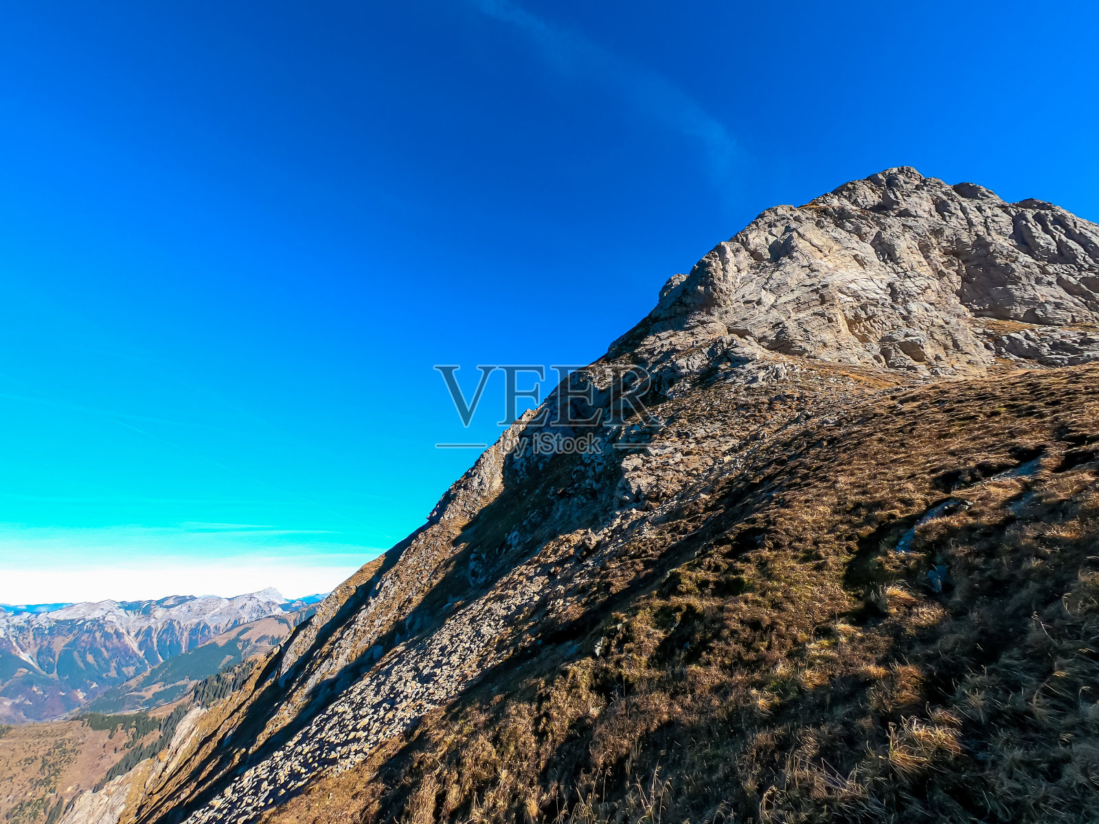 Eisenerzer Reichenstein -在奥地利斯蒂里亚的Eisenerz附近的高山景观中一个废弃的小屋。照片摄影图片