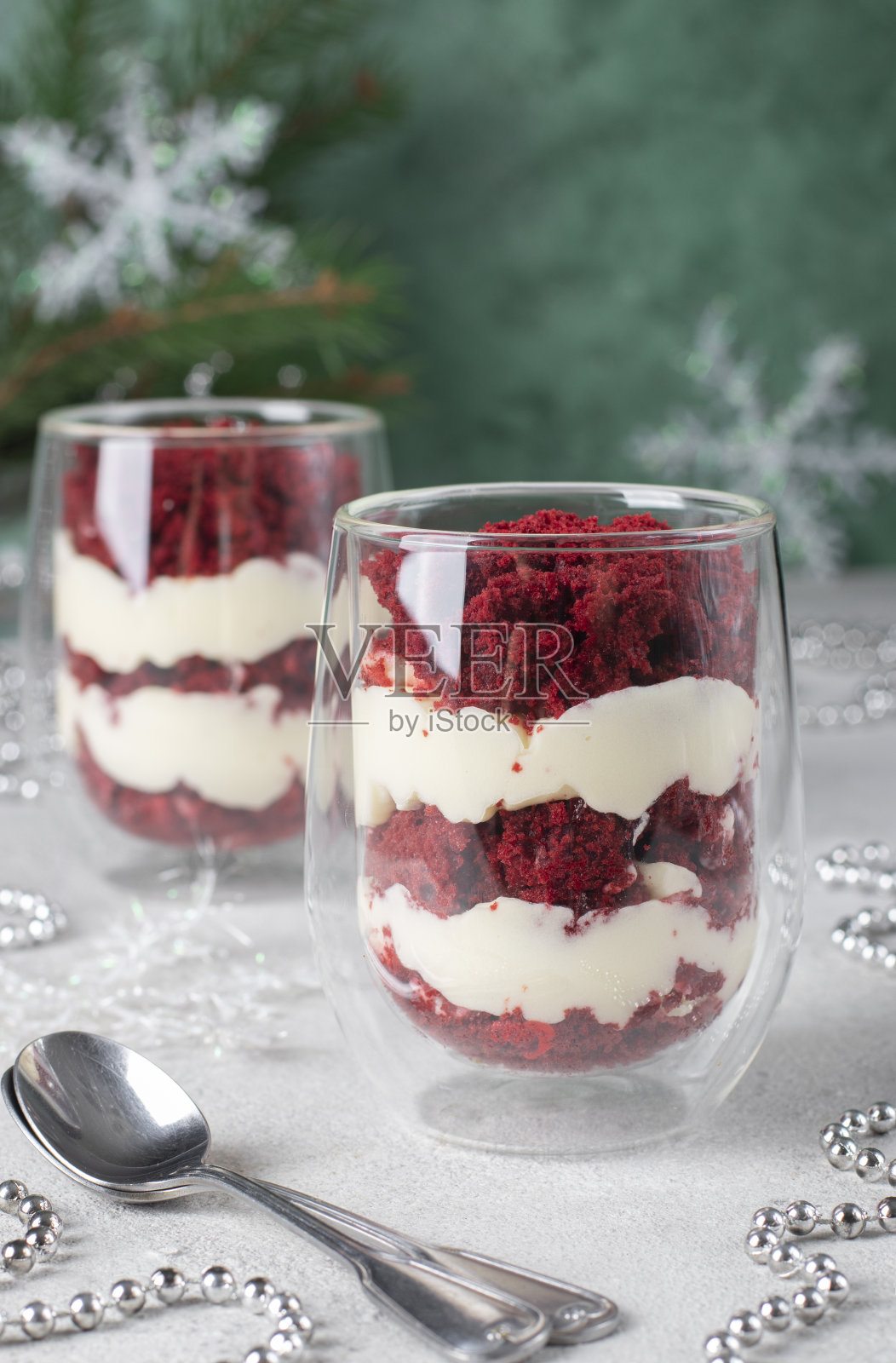 红色天鹅绒配饼干和奶油芝士，绿色背景，垂直图像照片摄影图片