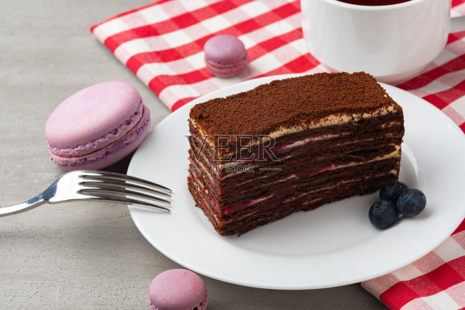 一块自制的巧克力蜂蜜蛋糕放在盘子里照片摄影图片