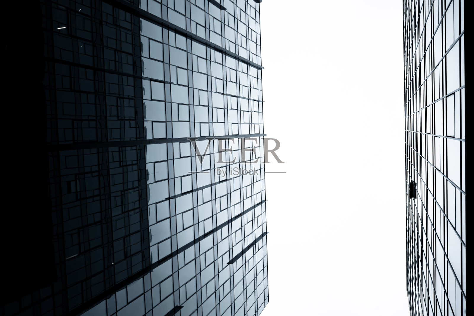 现代的写字楼，抽象的建筑，白色的天空照片摄影图片