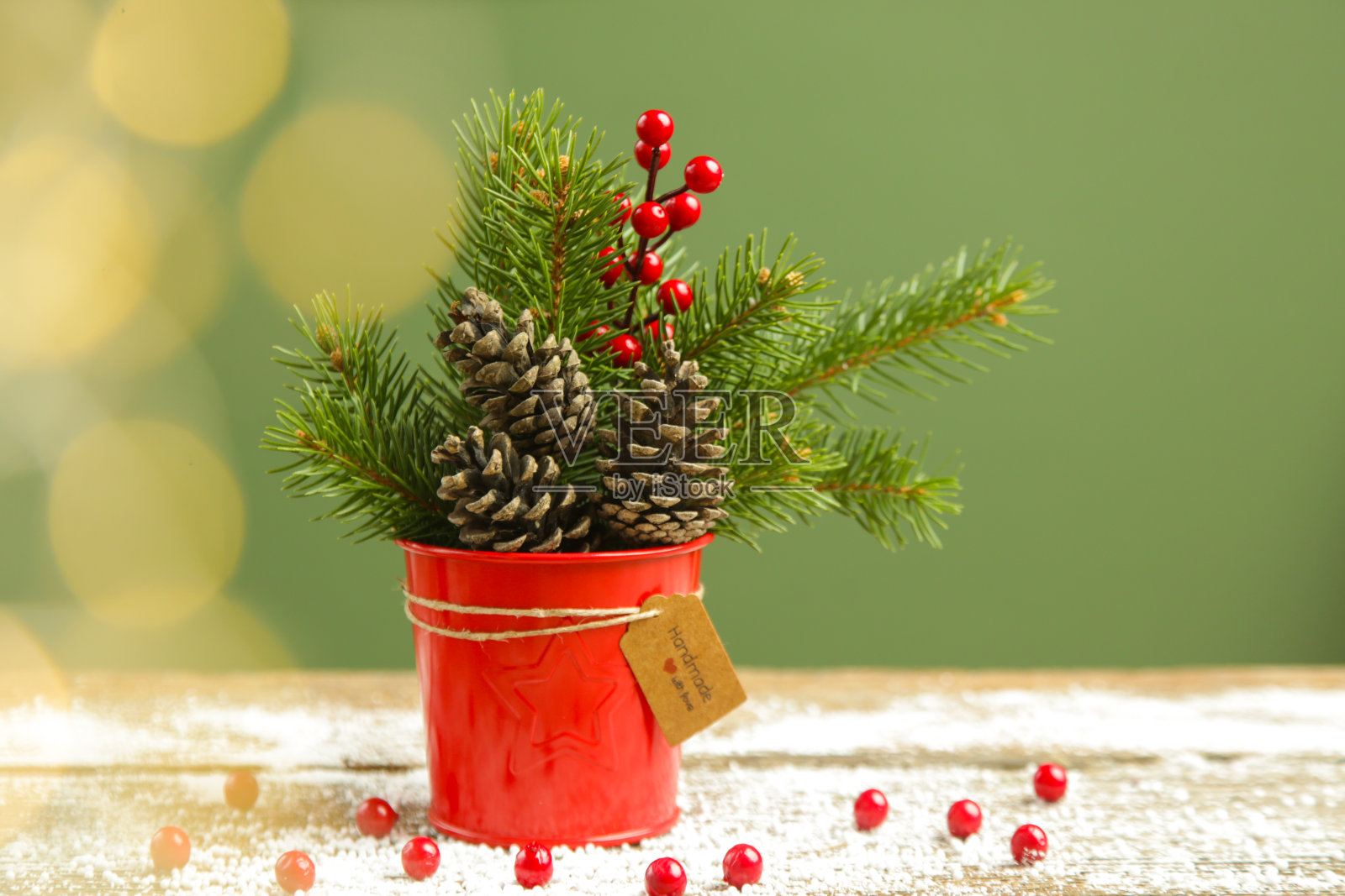 节日天然，零浪费，无塑料，圣诞装饰。用冷杉树枝、松果和红浆果DIY寒假家居装饰。照片摄影图片