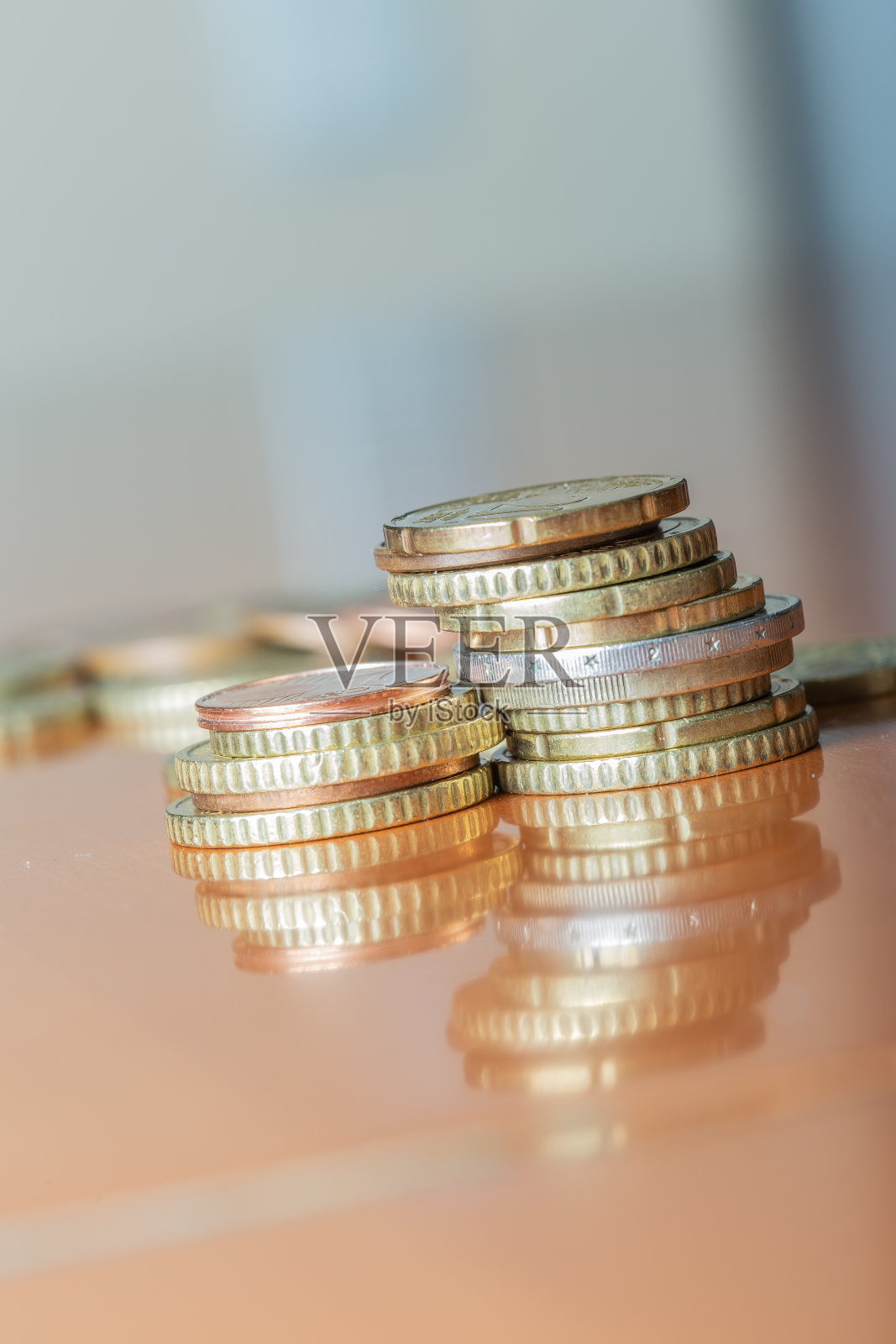 垂直拍摄的一堆黄金和青铜欧元硬币在木质表面照片摄影图片