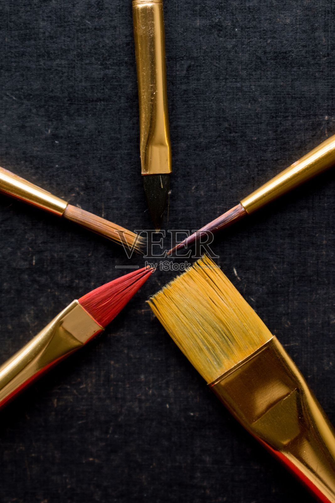 黑色背景与不同大小的金色画笔-概念的艺术用品和绘画照片摄影图片