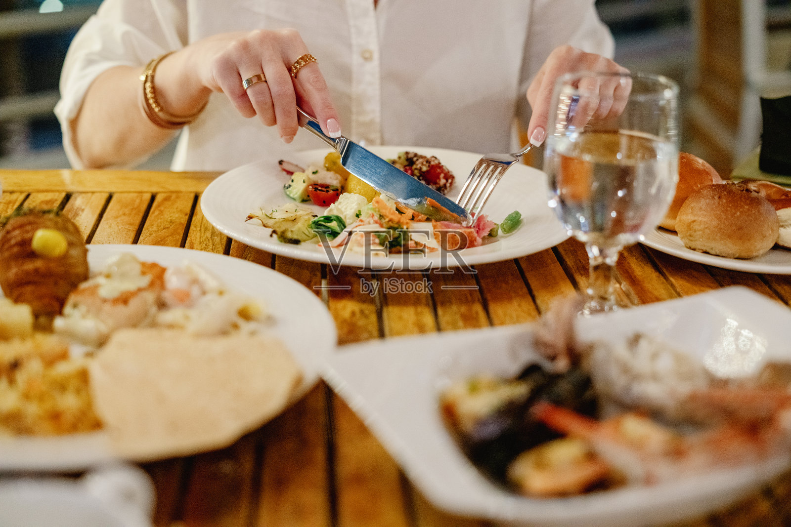 在餐厅吃晚餐的女人照片摄影图片