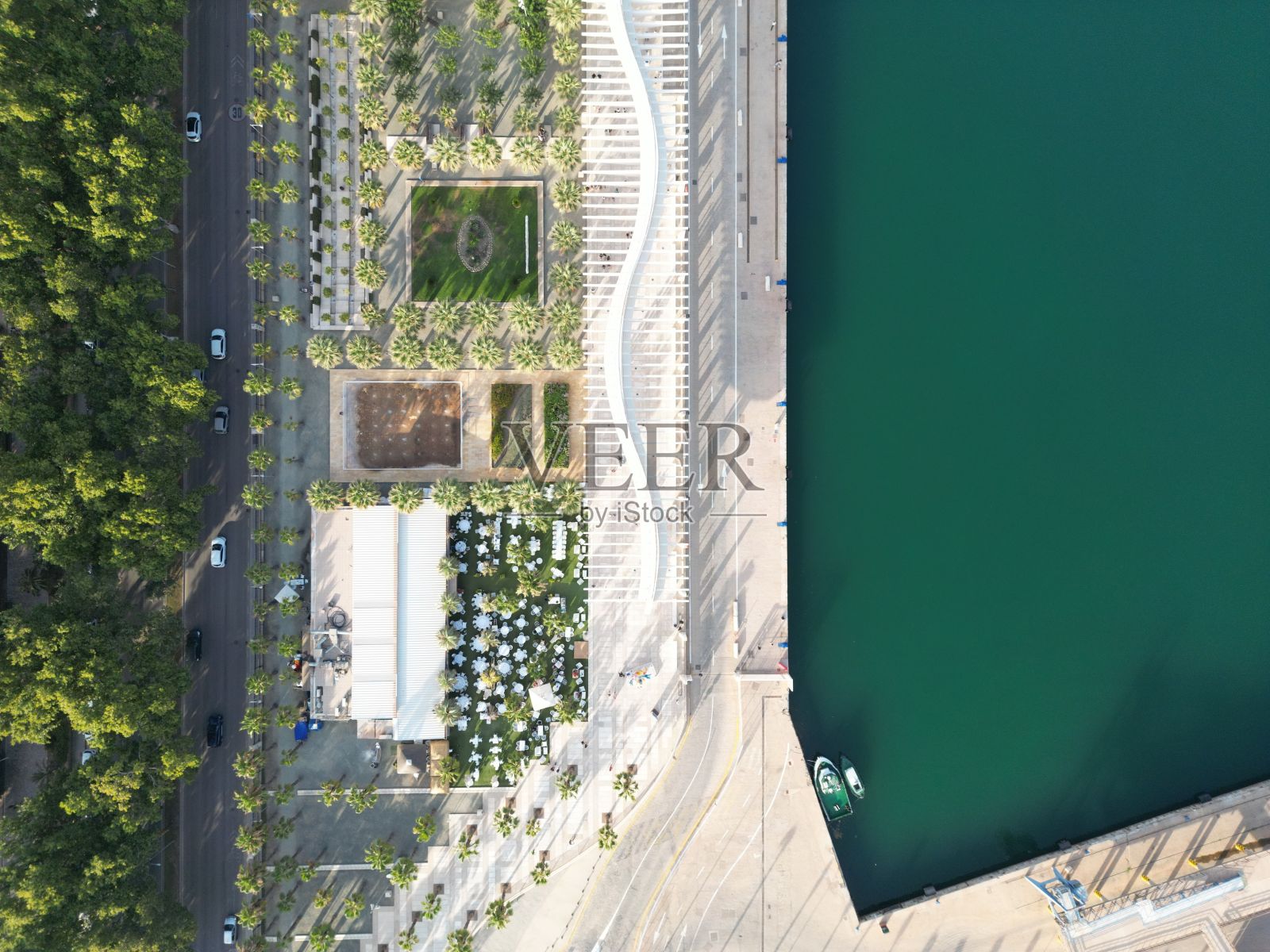 马拉加公园的鸟瞰图，道路附近的棕榈树被水包围照片摄影图片