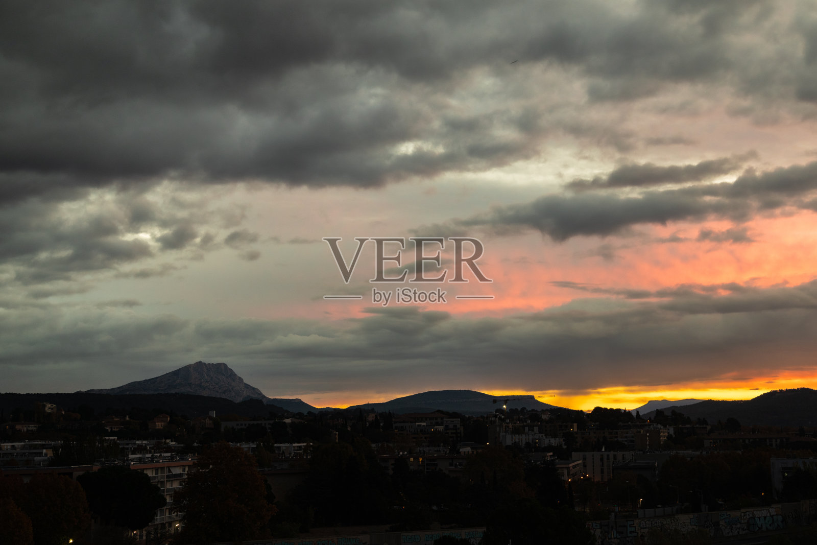 圣维克多瓦尔山在一个多云的秋日清晨的阳光下照片摄影图片