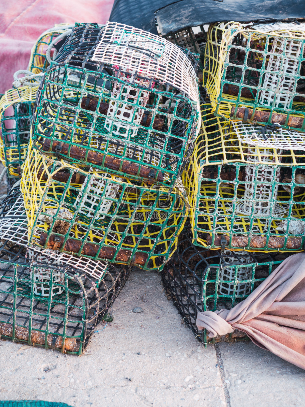 渔港旁废弃的渔民陷阱照片摄影图片