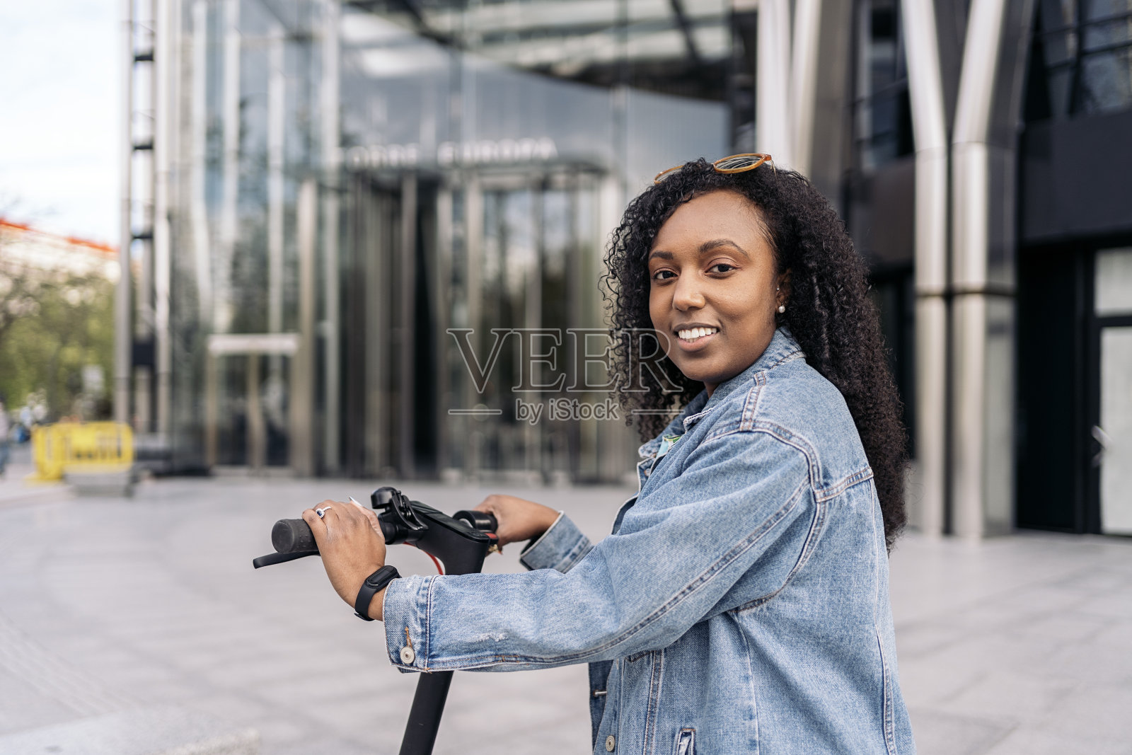 快乐的非洲女孩肖像照片摄影图片