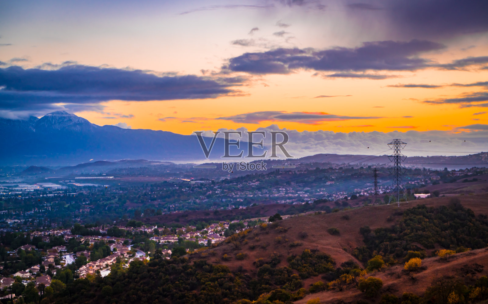 雪的天空。照片摄影图片