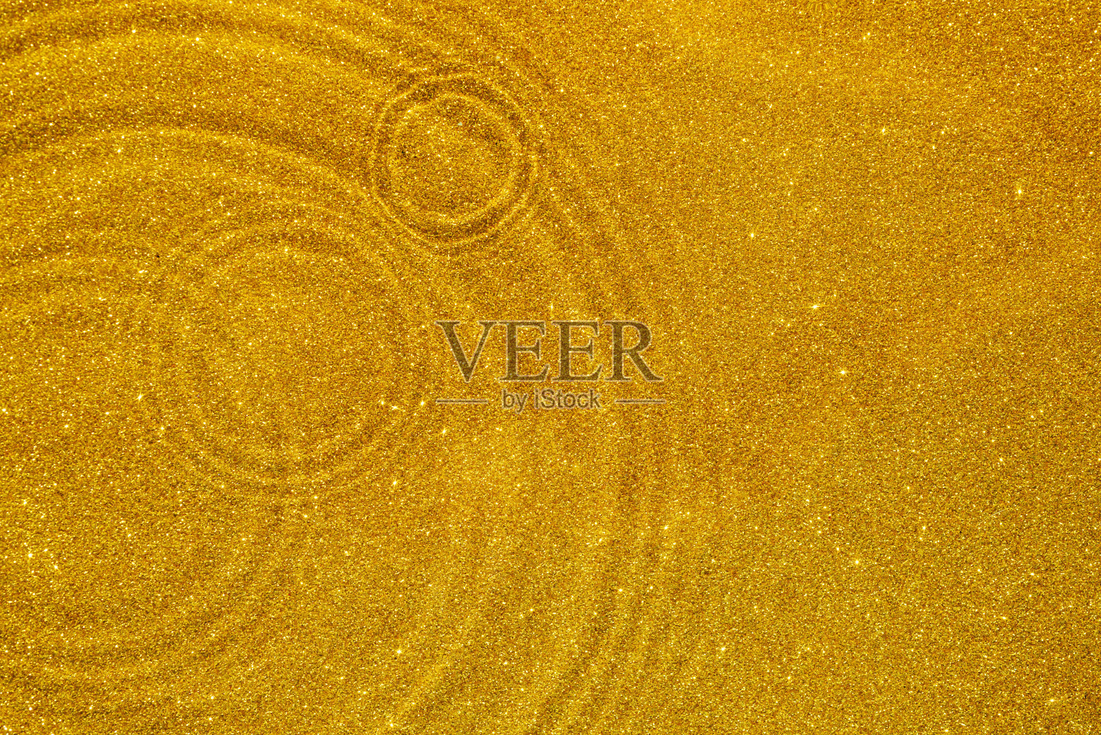 抽象的金色闪闪发光的背景与涟漪和波浪在水面上照片摄影图片