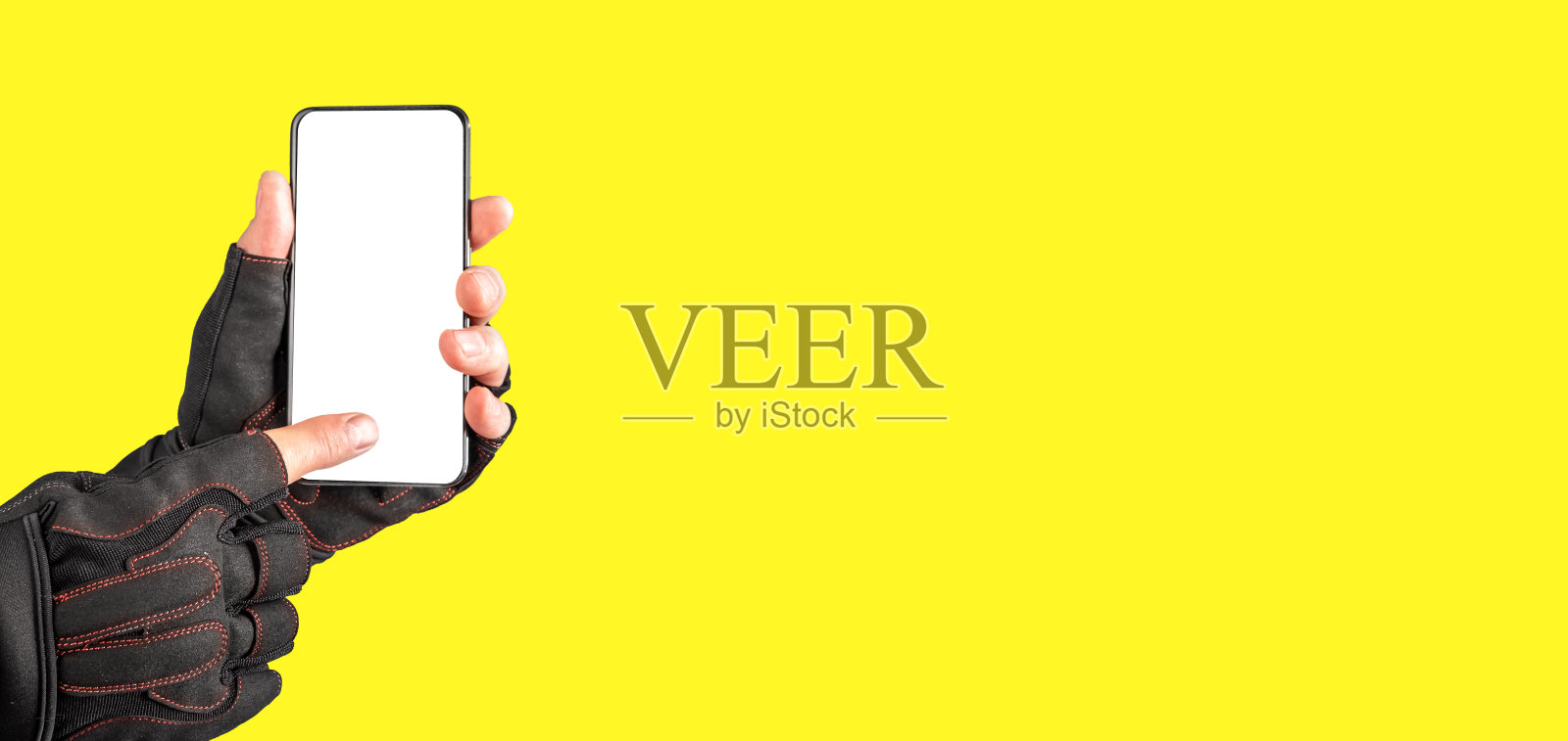 白色空白手机屏幕模拟运动锻炼应用广告。广告宣传横幅与文字复制空间，黄色背景照片摄影图片