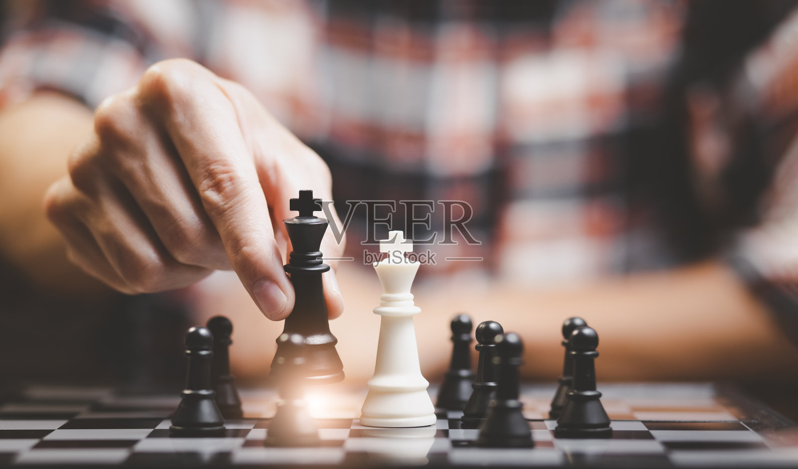 计划和决策的概念，商人与战略竞争的想法概念与国际象棋棋盘游戏。商业竞争，对抗和面对问题，来自周围问题的威胁。照片摄影图片