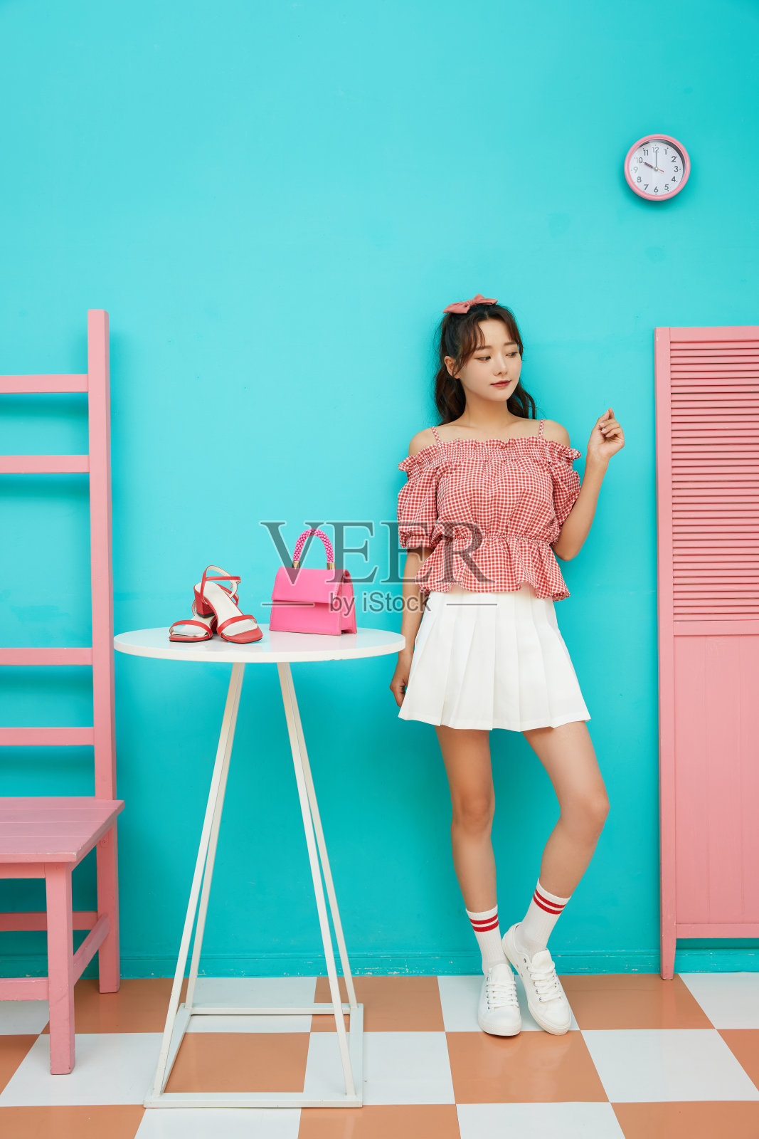 一位年轻亚洲女性的彩色肖像照片摄影图片