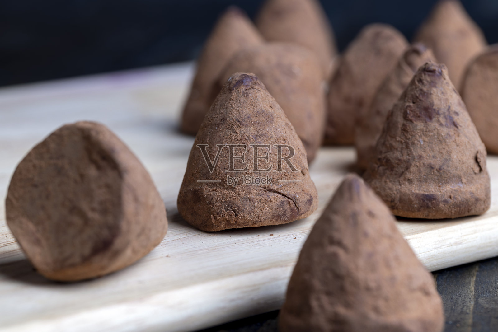 巧克力松露糖果在黑板上照片摄影图片