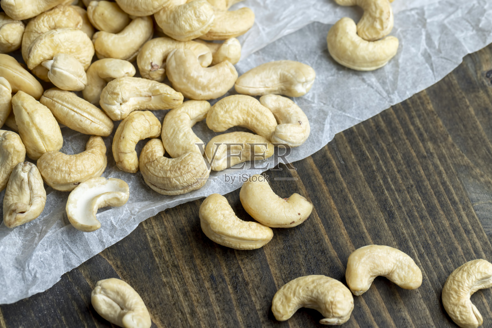 新鲜去皮腰果摆在桌上照片摄影图片