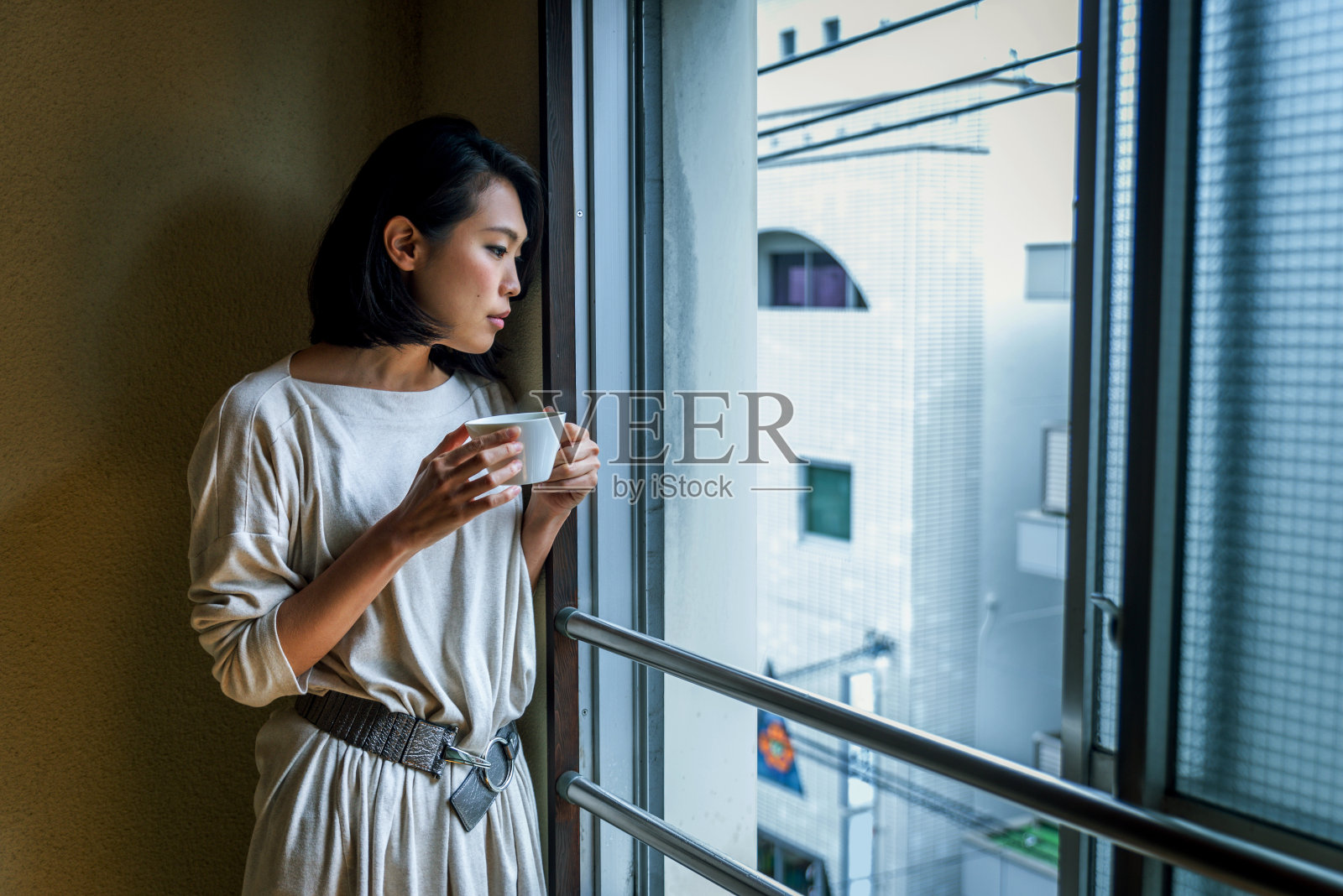 日本女人在家喝茶照片摄影图片