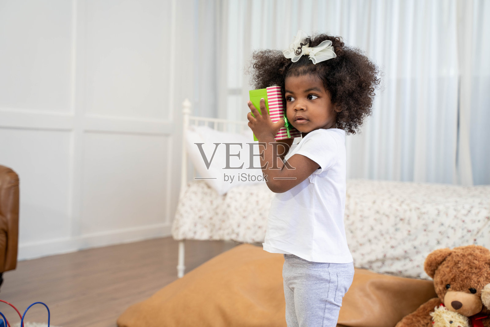 和你孩子的朋友们在客厅里玩得开心。照片摄影图片