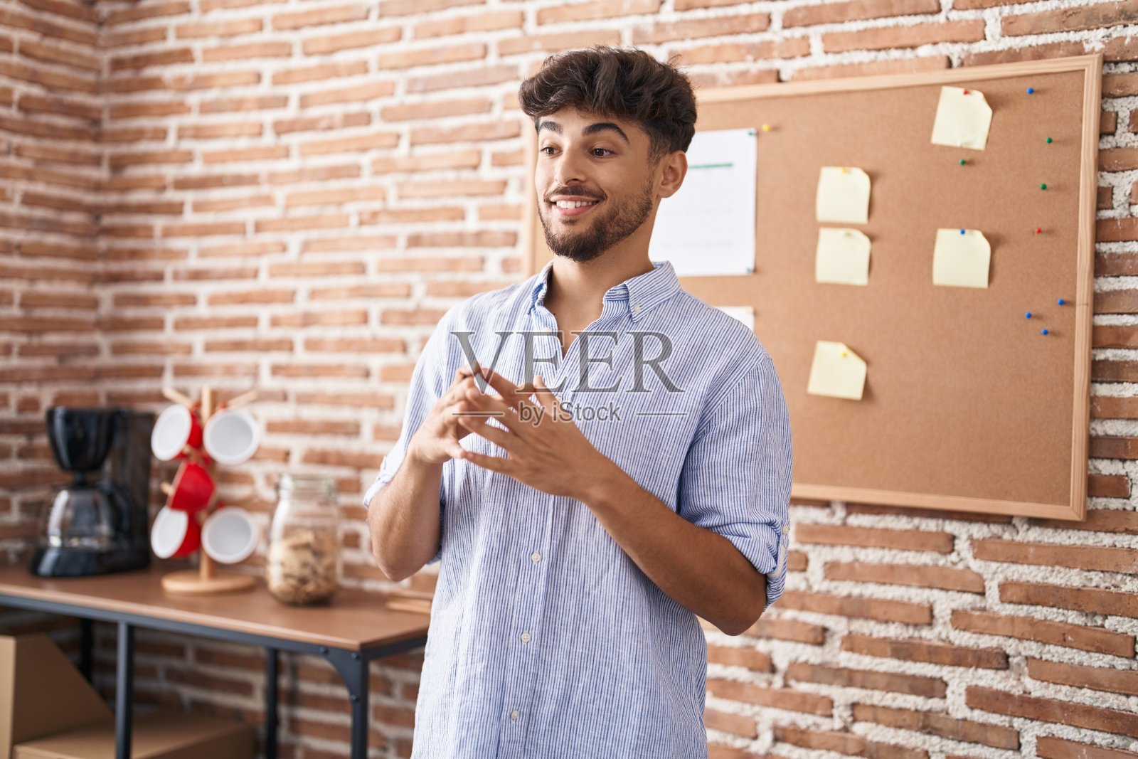 年轻的阿拉伯人商务工作者微笑着自信地在办公室讲话照片摄影图片