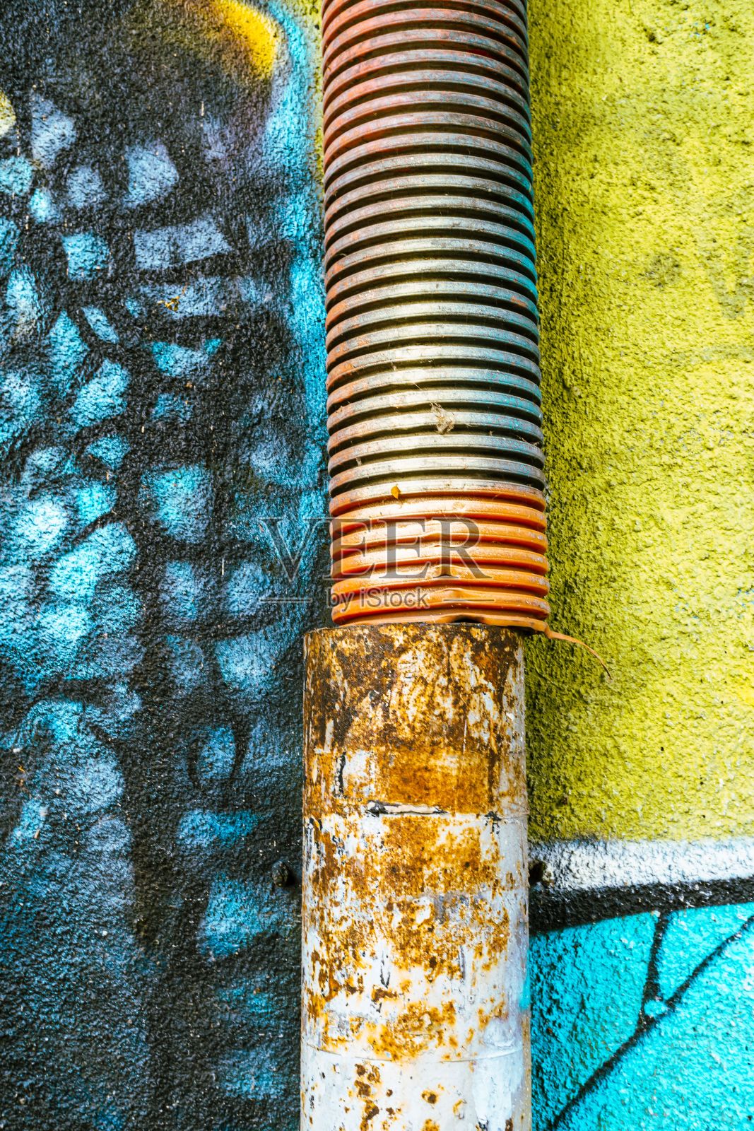 垂直特写镜头的电缆在沟对着色彩斑斓的建筑墙壁照片摄影图片