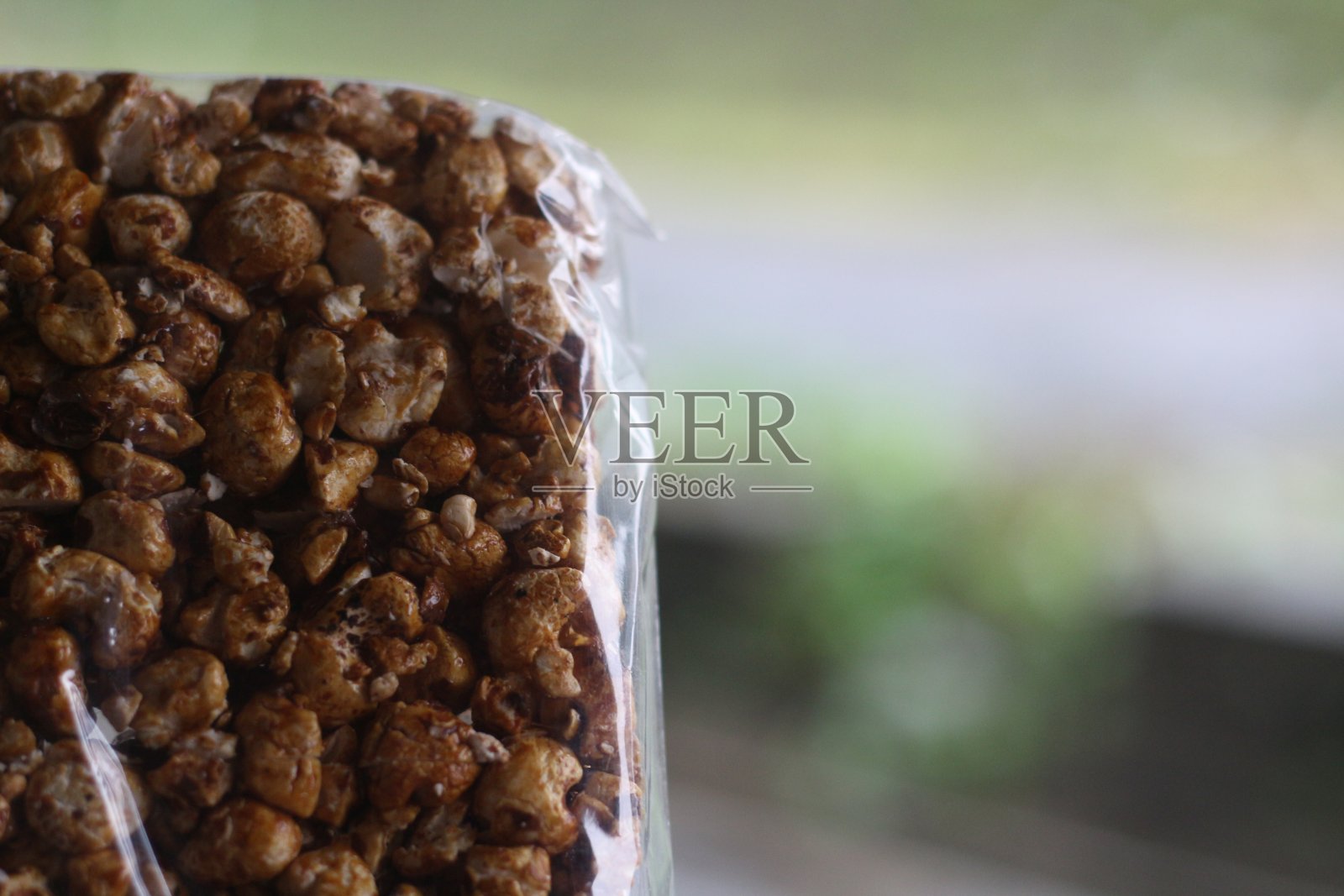 桌子上的巧克力特写镜头照片摄影图片