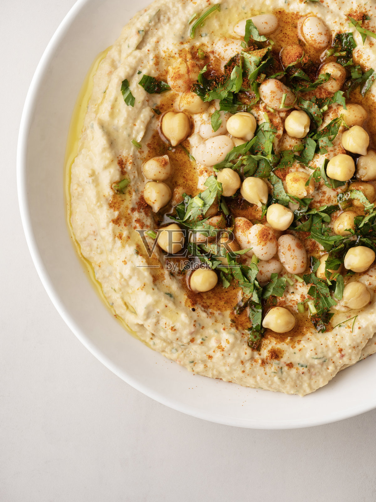 采购产品鹰嘴豆泥，素食食品，传统的腐殖质，自制鹰嘴豆鹰嘴豆泥与白豆，白豆蘸照片摄影图片