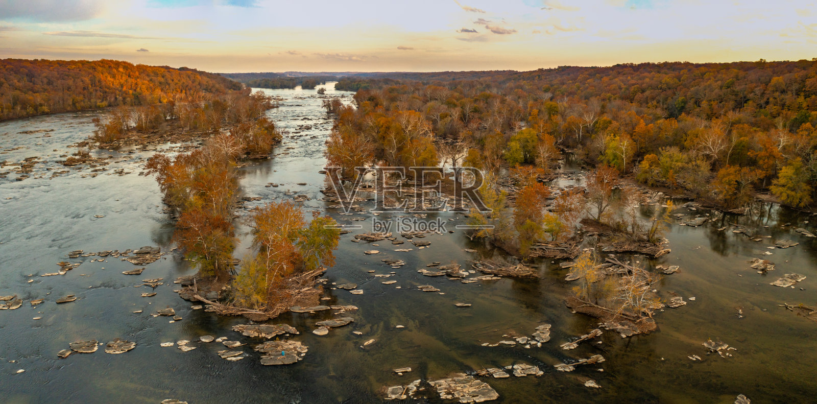 马里兰州日落黄昏时波托马克河和C&O运河的鸟瞰图照片摄影图片