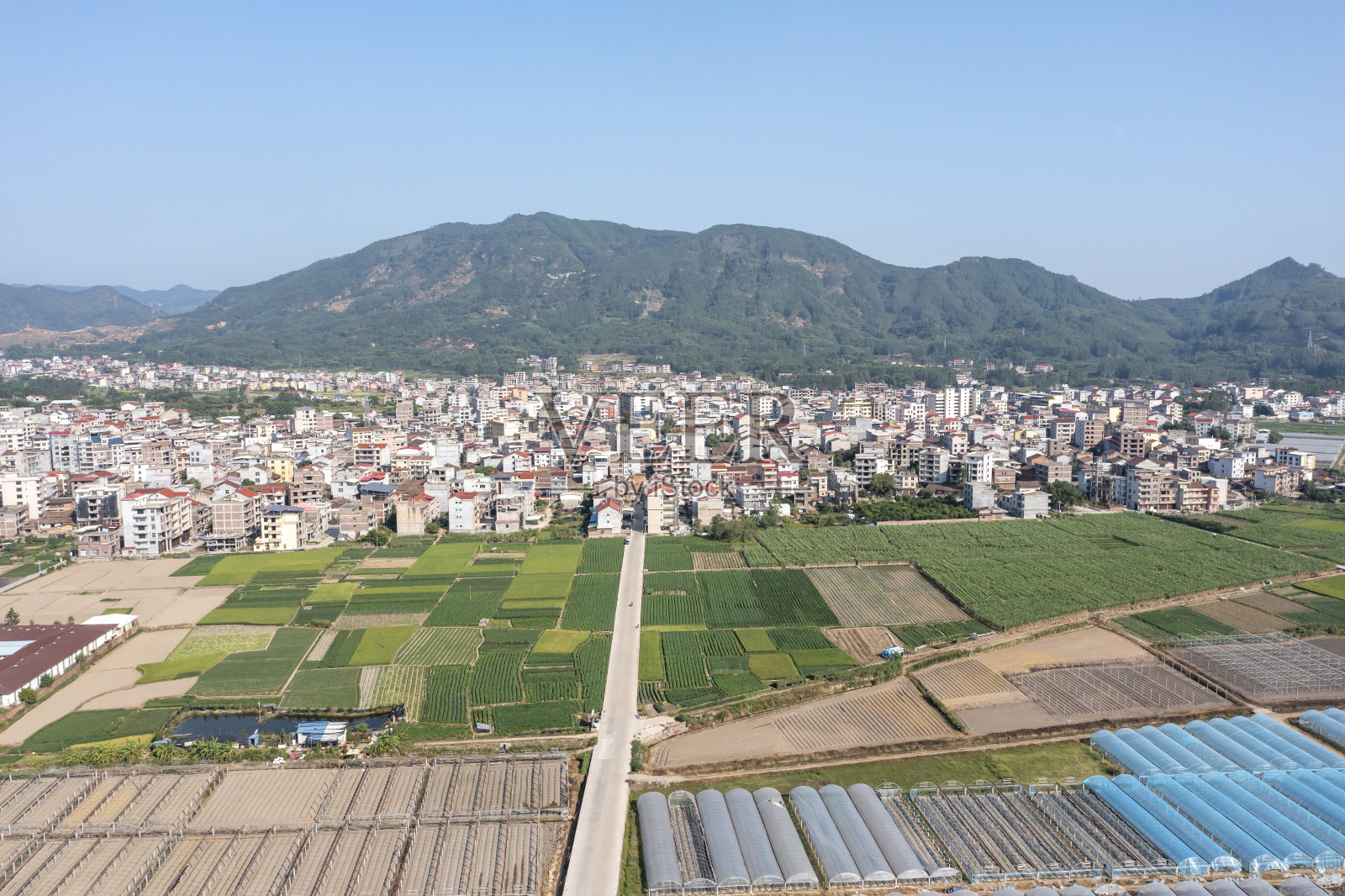 覆盖着薄膜的农场温室的鸟瞰图照片摄影图片