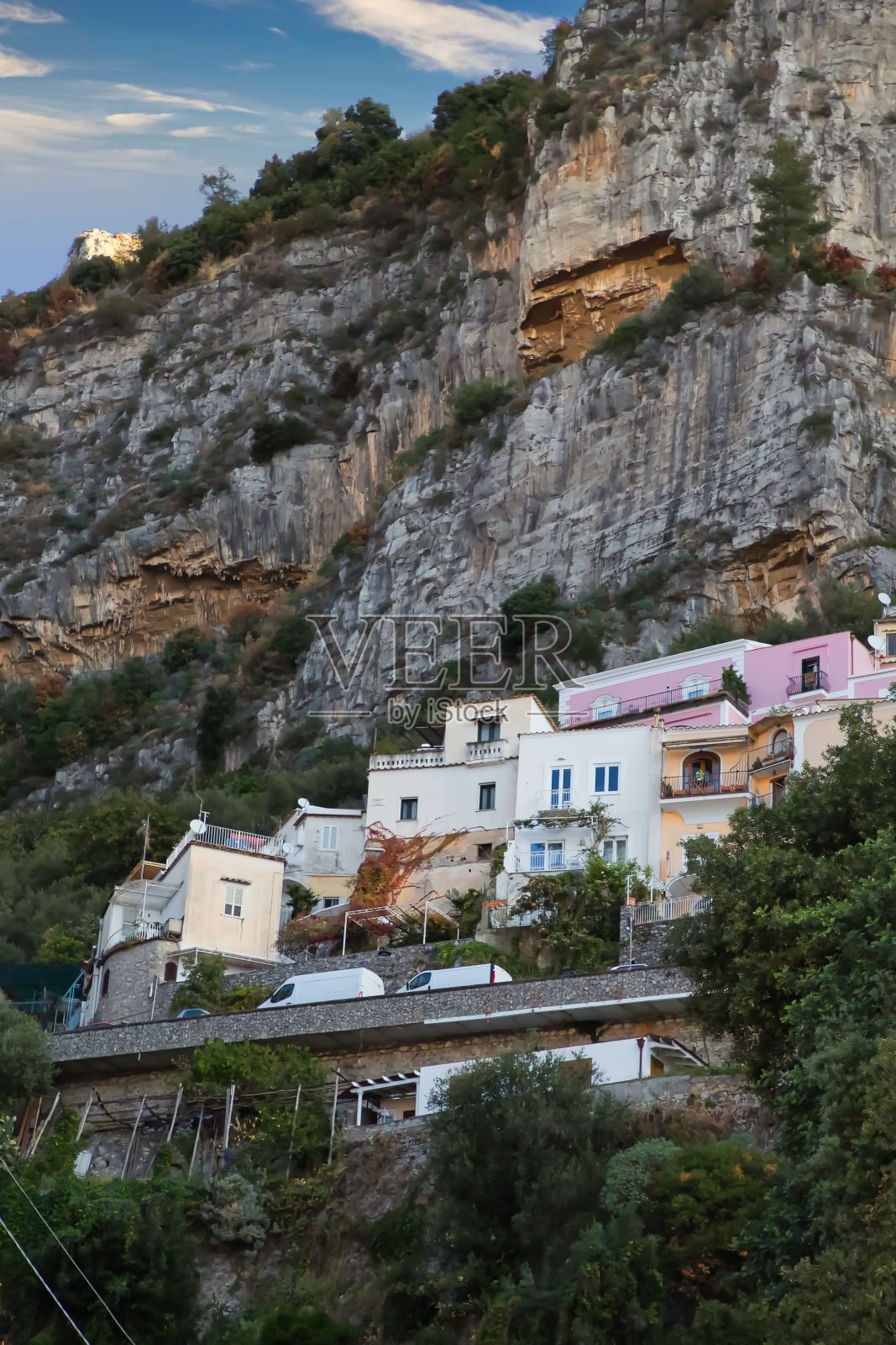 意大利波西塔诺，山坡上环绕着绿色植物的垂直拍摄照片摄影图片