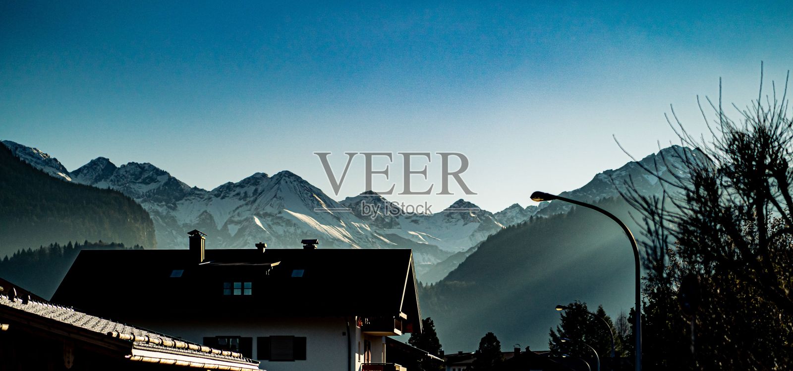 在德国巴伐利亚州奥伯斯多夫的奥尔高，远处有山脉的小村庄照片摄影图片