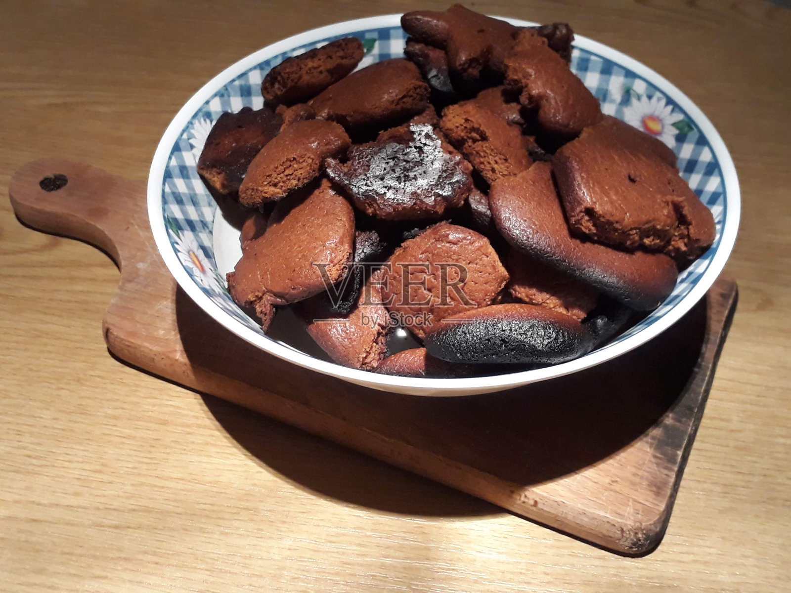 木制桌子上的圣诞姜饼饼干。圣诞假期准备，大气时光。照片摄影图片