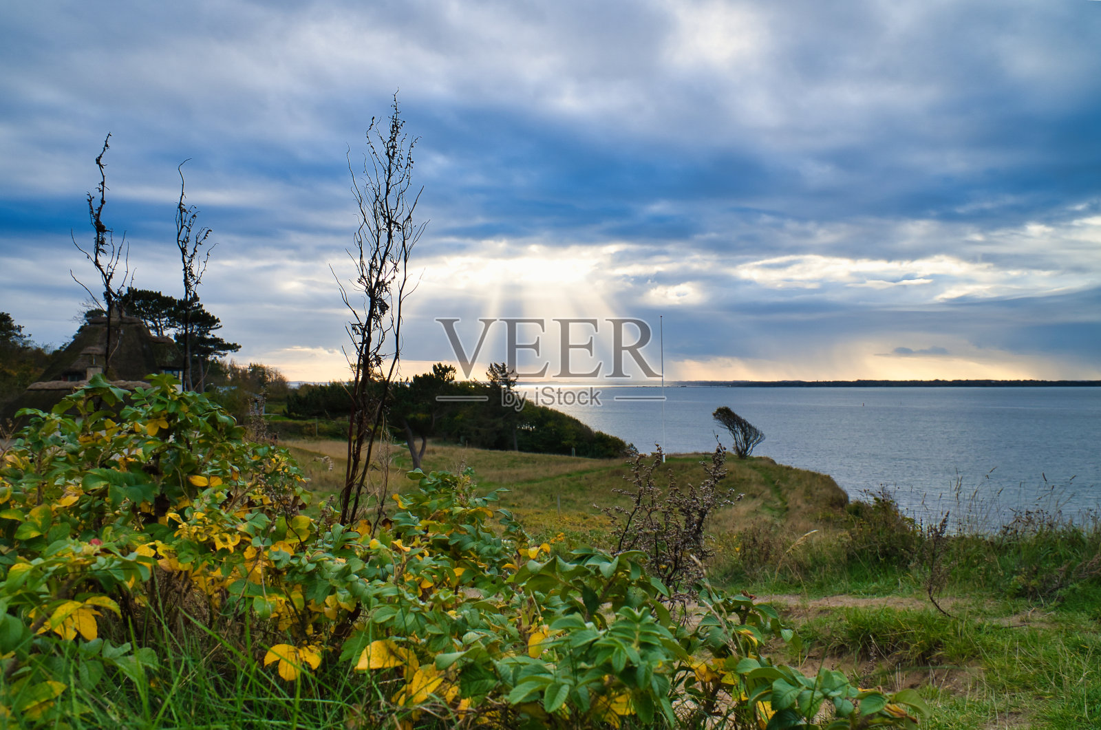 在亨斯特德的海岸。阳光穿过云层，穿过引人注目的天空照片摄影图片
