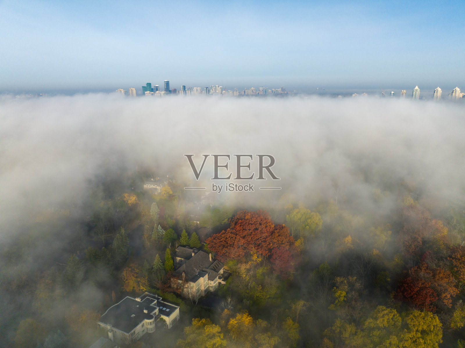 以市中心为背景的多伦多秋雾照片摄影图片