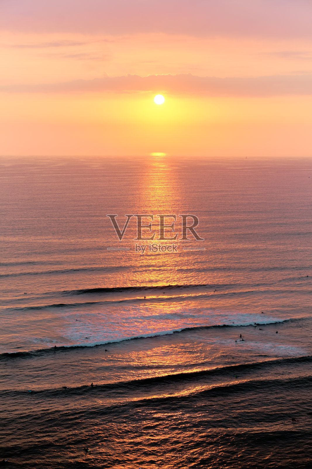 太平洋上的日落。照片摄影图片