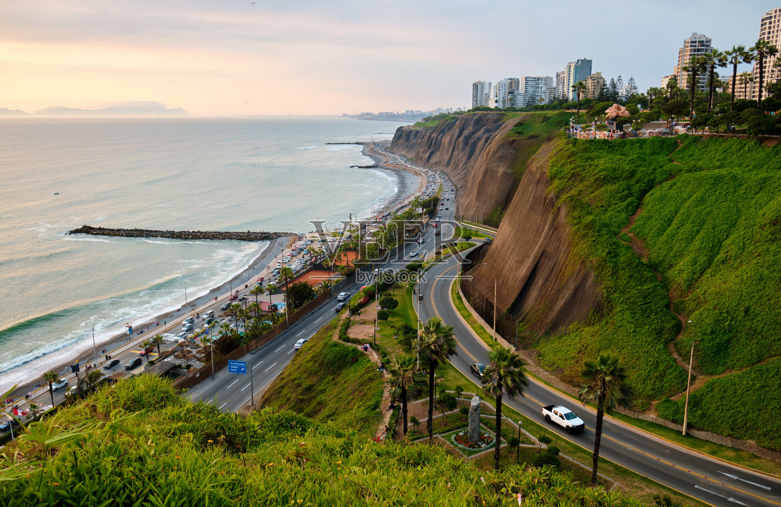 利马,秘鲁。海边的高速公路。照片摄影图片
