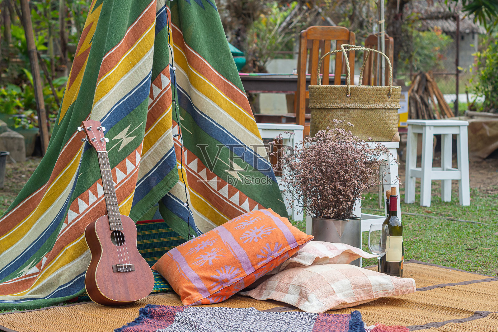 户外区域以波西米亚风格装饰照片摄影图片